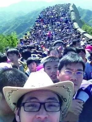 端午当天广州猎德龙船招景：百舸争流，锣鼓喧天，游客感叹比过年还热闹