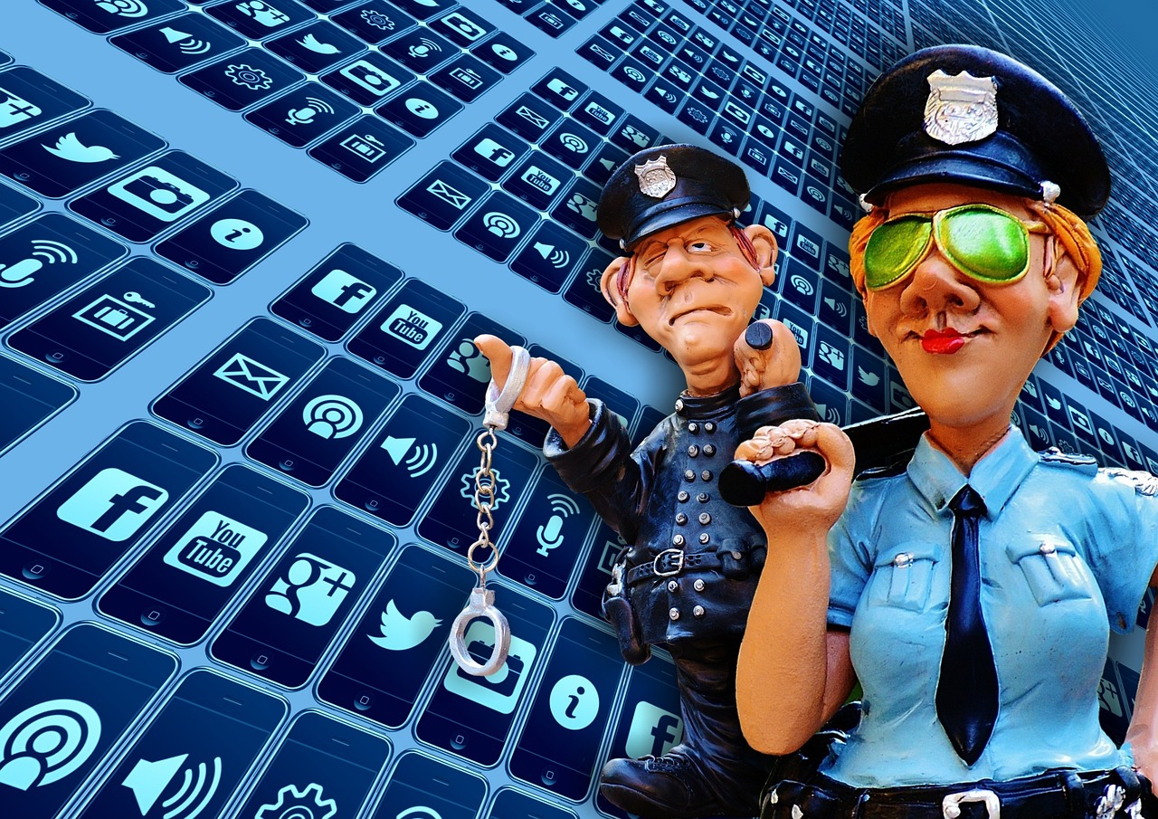 警方通报民警开警车不系安全带，规范执法行为，提升安全意识