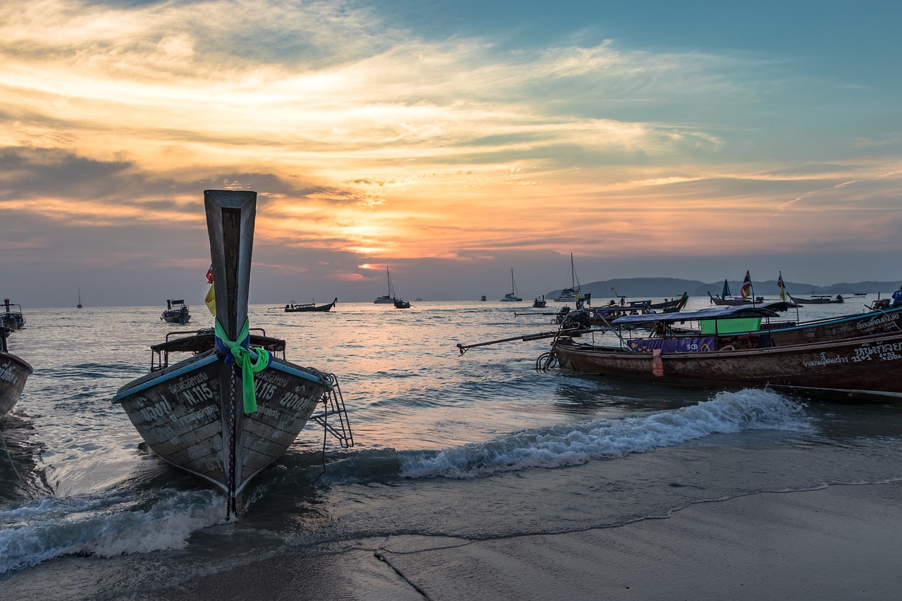 夕阳下的金色年华——夕阳红老年旅游团，让晚霞照亮幸福的旅程