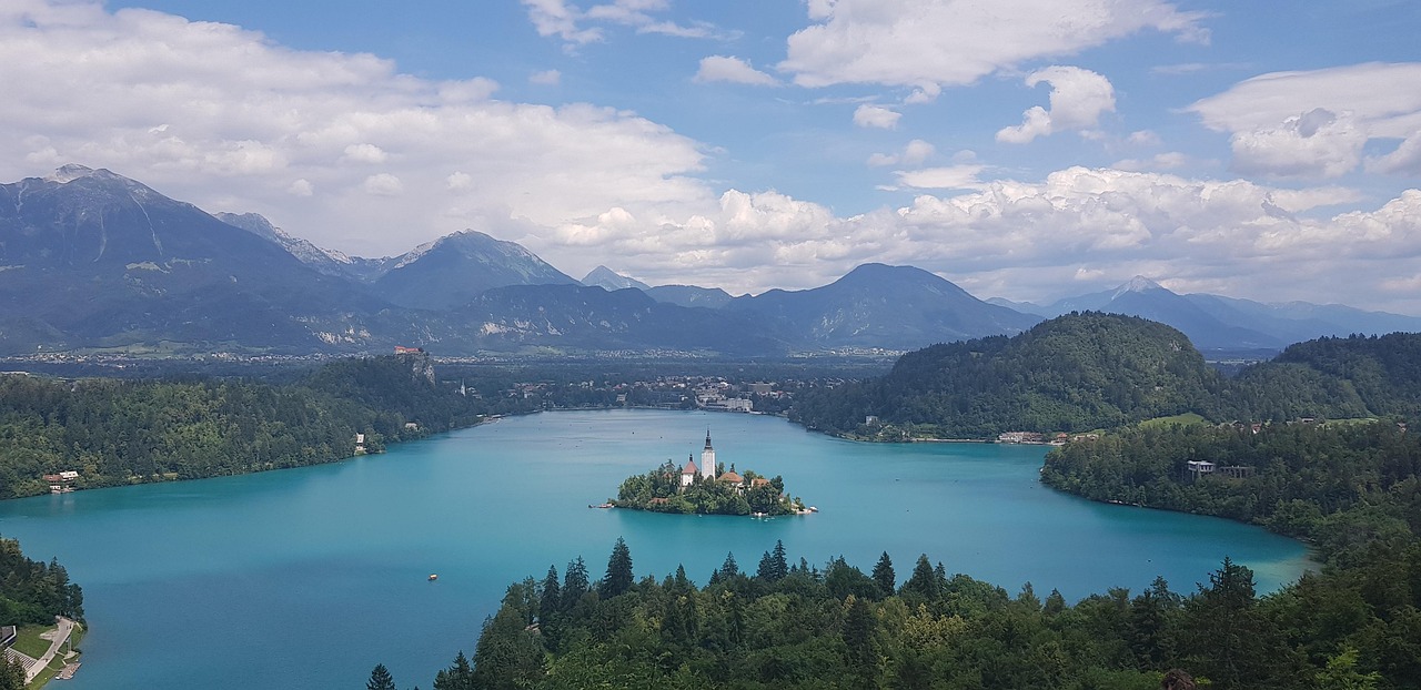 Diving into the Depths:A First-Hand Look at Local English Dialects Around the World