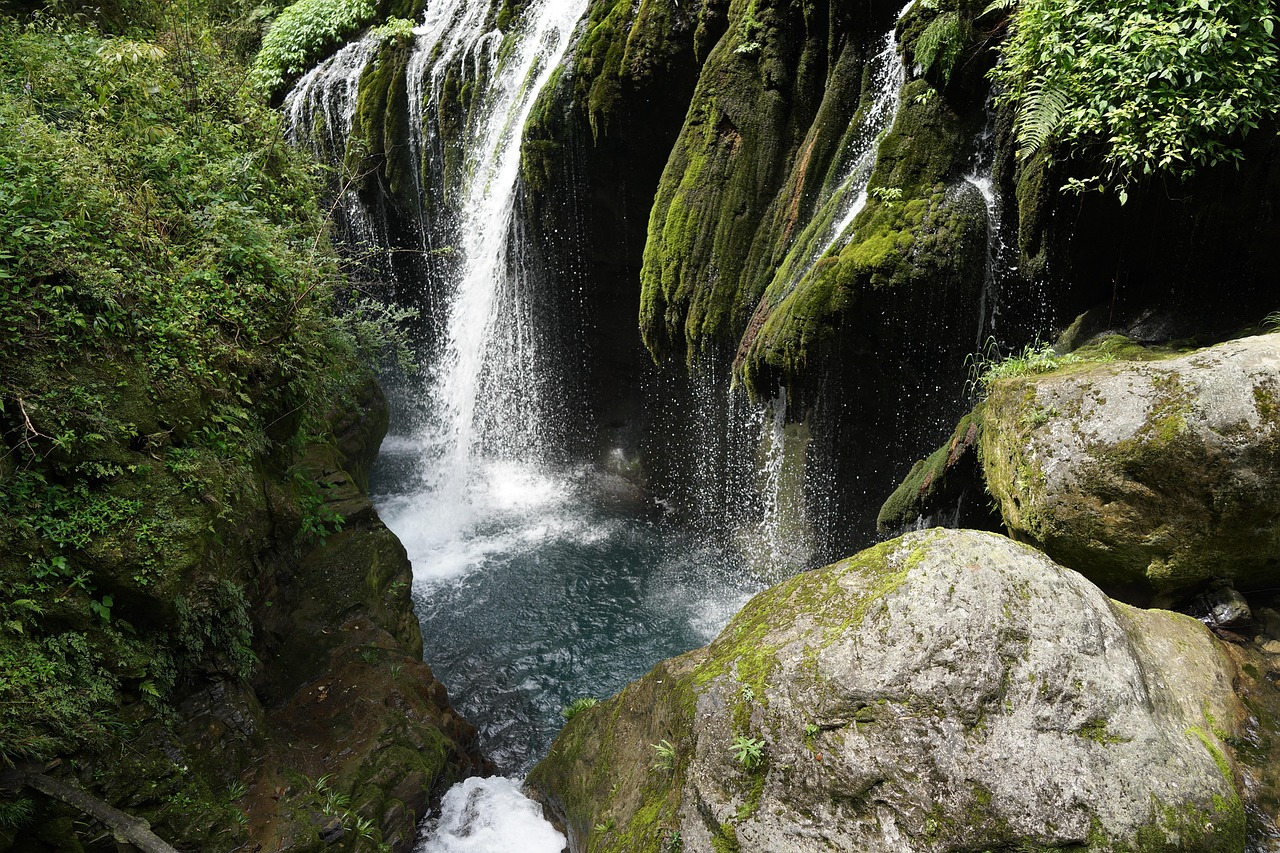 探索湖北宜昌三峡大坝，中国水利工程的奇迹