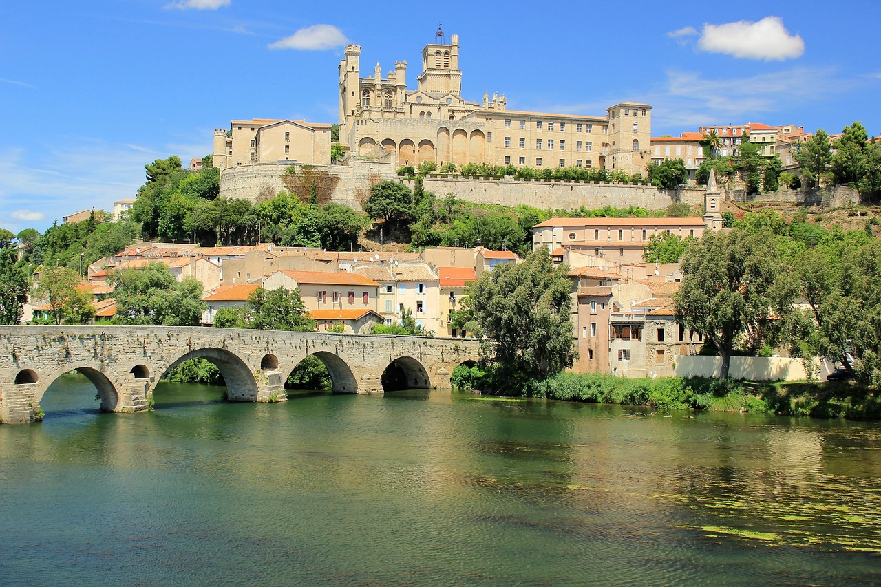 Exploring the Pros and Cons of Travel New Media:A Comprehensive English Essay